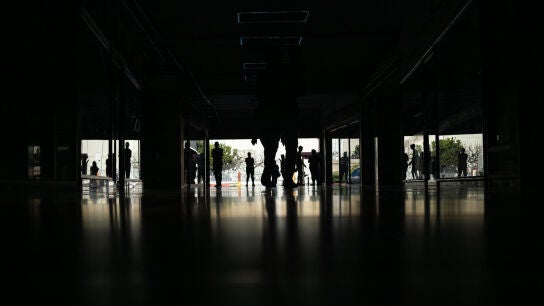 Personas caminan por el Centro comercial Ciudad Chinita con la mayor&iacute;a de sus locales cerrados por el apag&oacute;n