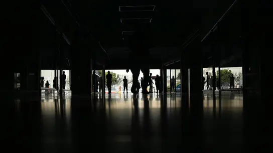 Personas caminan por el Centro comercial Ciudad Chinita con la mayoría de sus locales cerrados por el apagón Personas caminan por el Centro comercial Ciudad Chinita con la mayoría de sus locales cerrados por el apagón