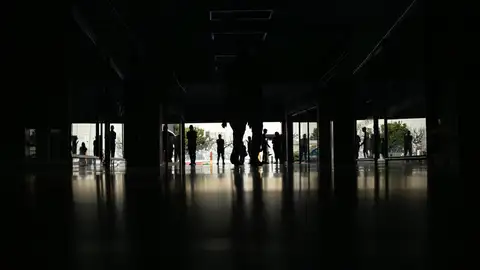 Personas caminan por el Centro comercial Ciudad Chinita con la mayoría de sus locales cerrados por el apagón Personas caminan por el Centro comercial Ciudad Chinita con la mayoría de sus locales cerrados por el apagón