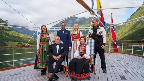 El rey Harald de Noruega junto la reina Sonia, el príncipe heredero Haakon y su esposa, la princesa heredera Mette-Marit, con sus hijos la princesa Ingrid Alexandra y el príncipe Sverre Magnus El rey Harald de Noruega junto la reina Sonia, el príncipe heredero Haakon y su esposa, la princesa heredera Mette-Marit, con sus hijos la princesa Ingrid Alexandra y el príncipe Sverre Magnus