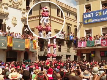 Imagen de la caída de la estructura humana levantada por la levantado la Colla Vella Xiquets de Valls.