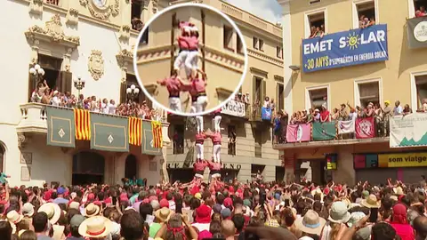 Imagen de la caída de la estructura humana levantada por la levantado la Colla Vella Xiquets de Valls. Imagen de la caída de la estructura humana levantada por la levantado la Colla Vella Xiquets de Valls.