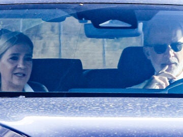 El rey Felipe y la infanta Cristina comparten coche en la boda de Victoria López-Quesada y Enrique Moreno de la Cova