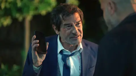 ¡Todo estaba planeado! Yekta recibe una brutal paliza y consigue pruebas para encerrar a Bülent ¡Todo estaba planeado! Yekta recibe una brutal paliza y consigue pruebas para encerrar a Bülent