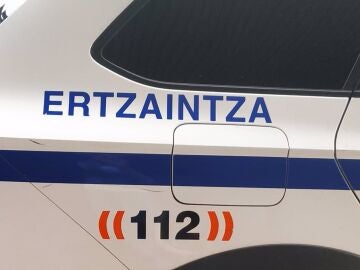 Detenido en Bergara tras dejar a su hijo de 3 años abandonado con una maleta delante de la comisaría de la Ertzaintza