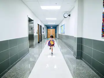 Niña en un colegio Niña en un colegio