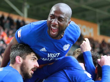 Sol Bamba en un partido con el Cardiff