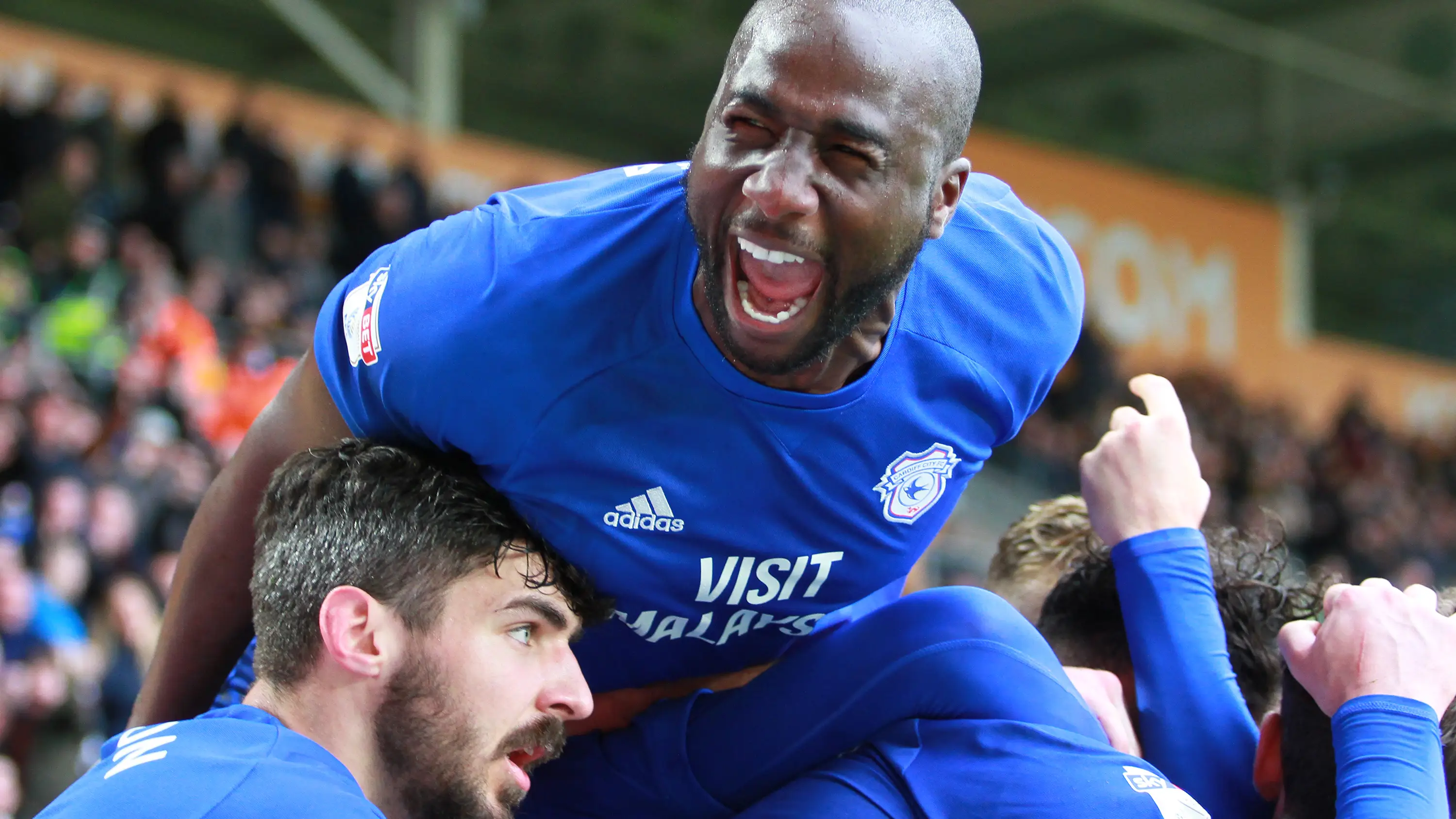 Sol Bamba en un partido con el Cardiff