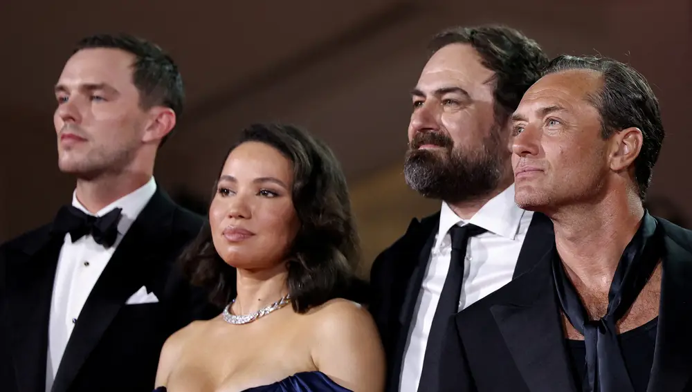 Nicholas Hoult y Jude Law estrenan La Orden en el Festival de Venecia Nicholas Hoult y Jude Law estrenan La Orden en el Festival de Venecia