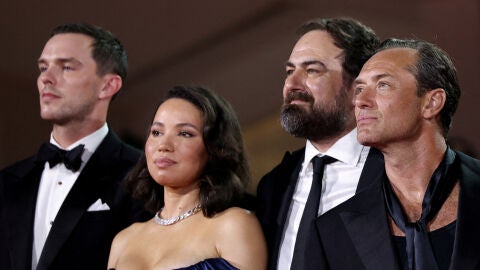 Nicholas Hoult y Jude Law estrenan La Orden en el Festival de Venecia