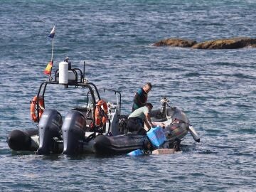 Imagen de archivo de agentes de la Guardia Civil recogiendo fardos de hachís en aguas de Cádiz