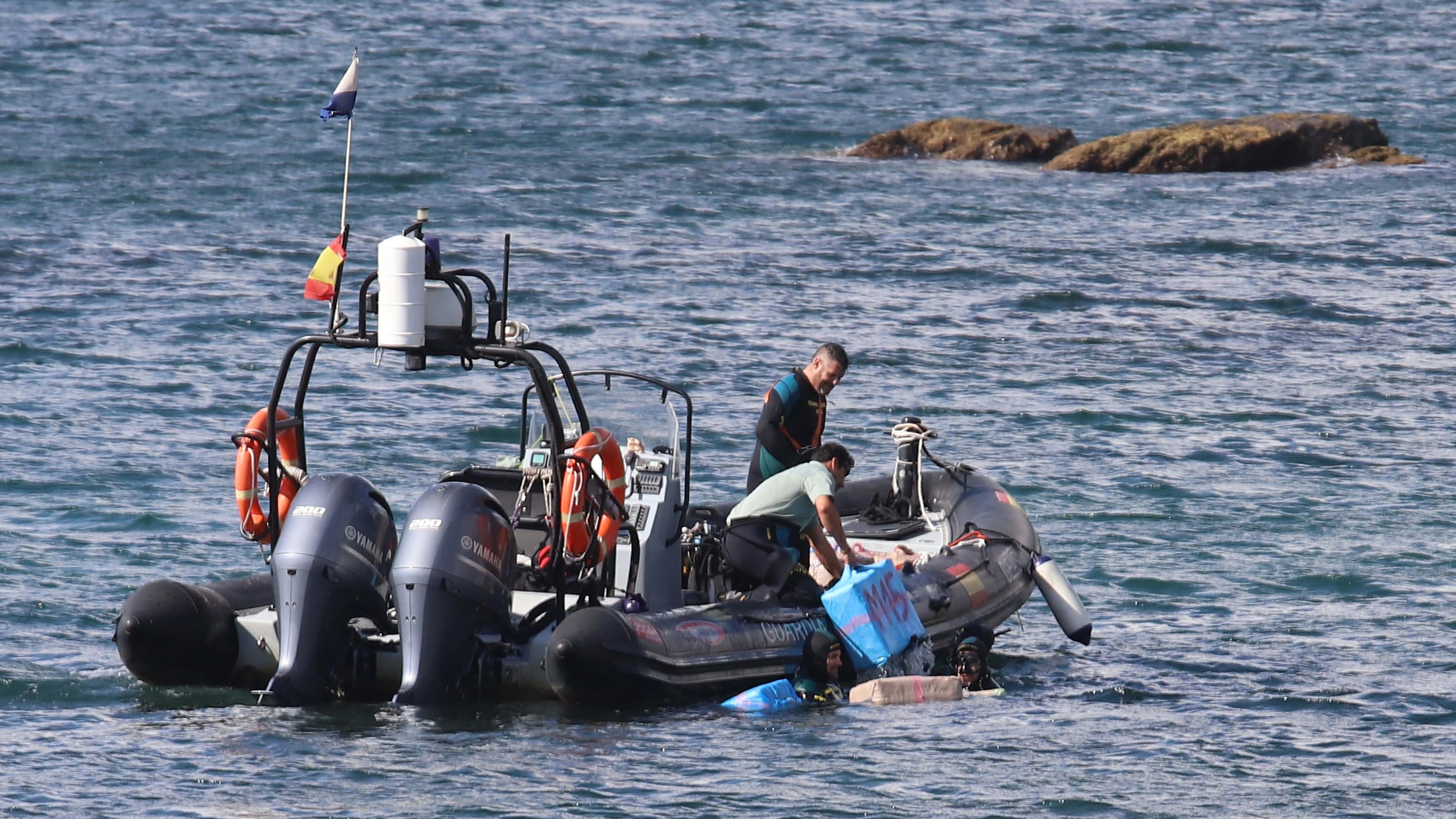 Imagen de archivo de agentes de la Guardia Civil recogiendo fardos de hachís en aguas de Cádiz Imagen de archivo de agentes de la Guardia Civil recogiendo fardos de hachís en aguas de Cádiz