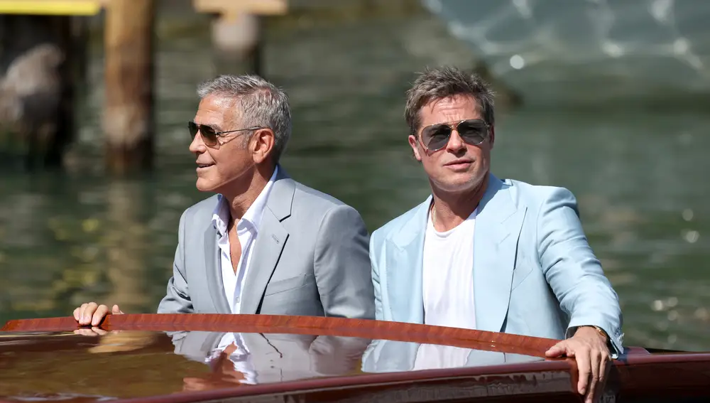 George Clooney y Brad Pitt llegando en barco a Venecia George Clooney y Brad Pitt llegando en barco a Venecia