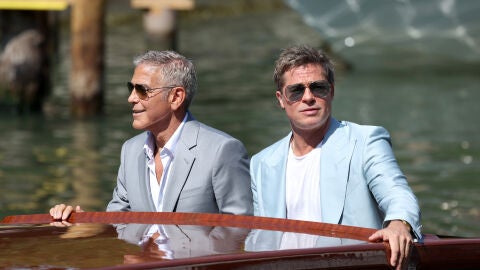 George Clooney y Brad Pitt llegando en barco a Venecia