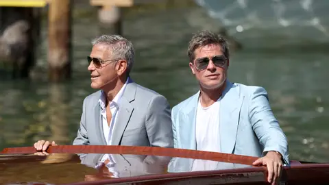 George Clooney y Brad Pitt llegando en barco a Venecia George Clooney y Brad Pitt llegando en barco a Venecia