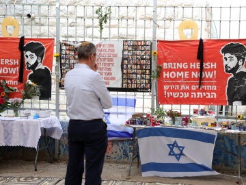 La gente asiste a un memorial por el difunto rehén israelí-estadounidense Hersh Goldberg-Polin en una escuela de su barrio en Jerusalén, el 1 de septiembre de 2024.