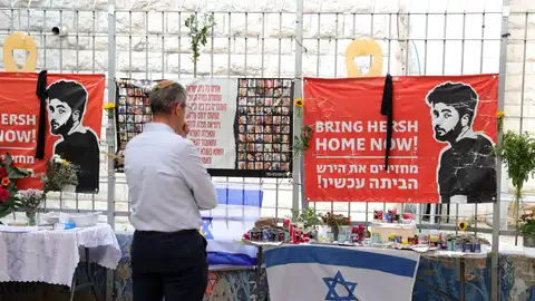 La gente asiste a un memorial por el difunto rehén israelí-estadounidense Hersh Goldberg-Polin en una escuela de su barrio en Jerusalén, el 1 de septiembre de 2024. La gente asiste a un memorial por el difunto rehén israelí-estadounidense Hersh Goldberg-Polin en una escuela de su barrio en Jerusalén, el 1 de septiembre de 2024.