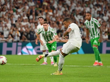 Kylian Mbappé lanza un penalti en el partido de Liga ante el Betis (2-0)