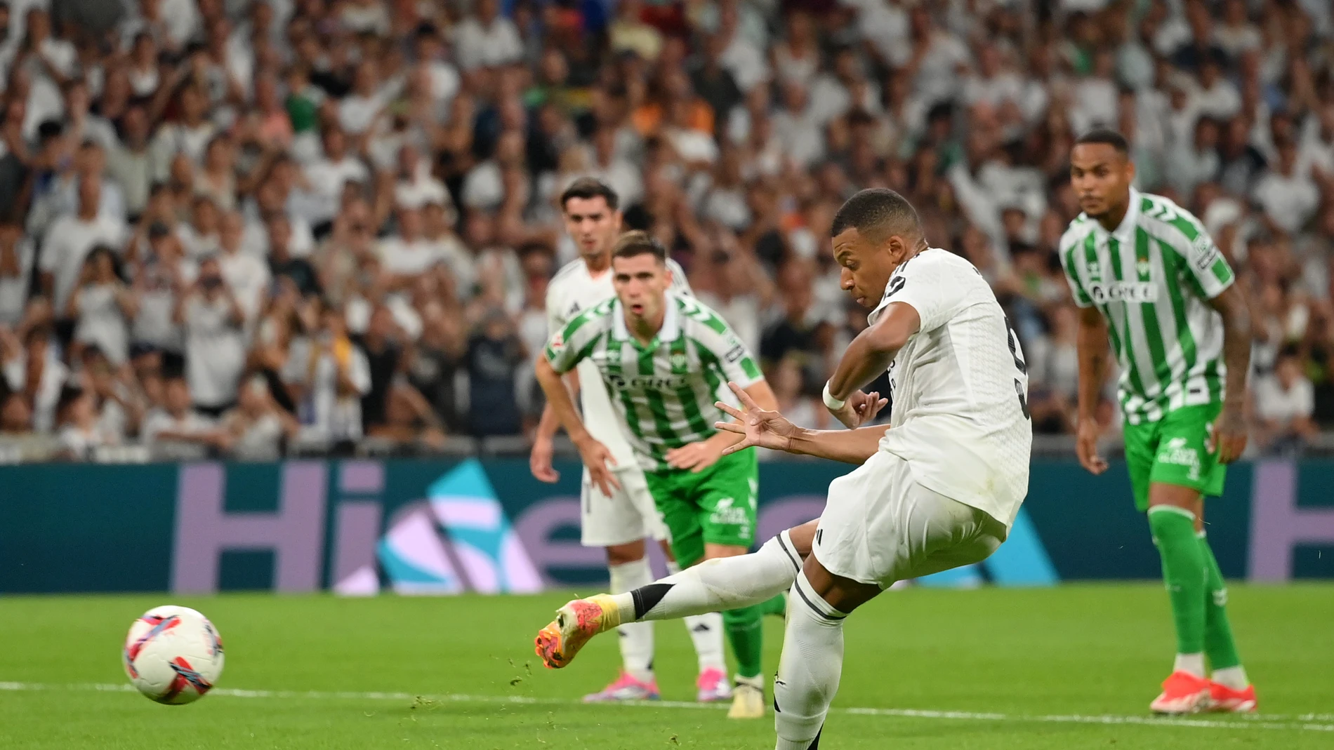 Kylian Mbappé lanza un penalti en el partido de Liga ante el Betis (2-0) Kylian Mbappé lanza un penalti en el partido de Liga ante el Betis (2-0)