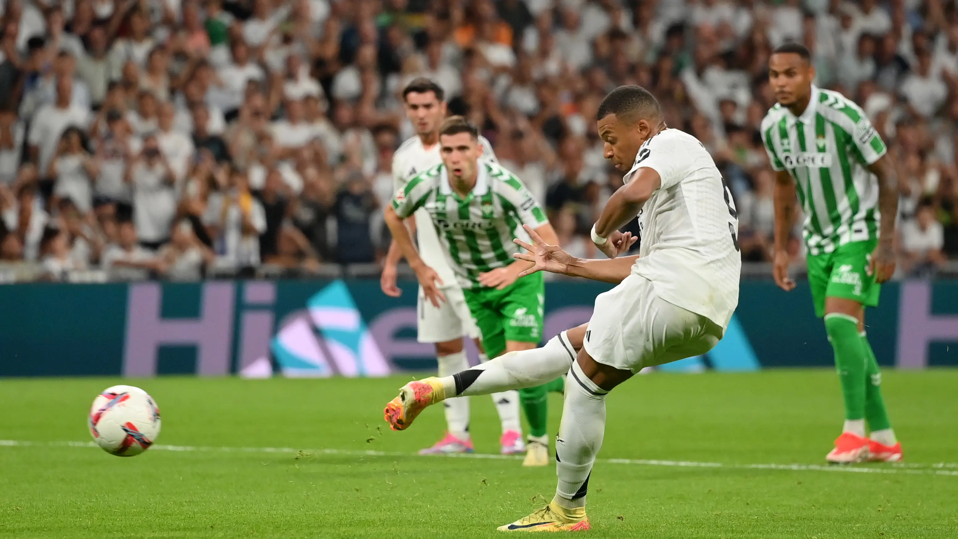 Kylian Mbapp&eacute; lanza un penalti en el partido de Liga ante el Betis (2-0)