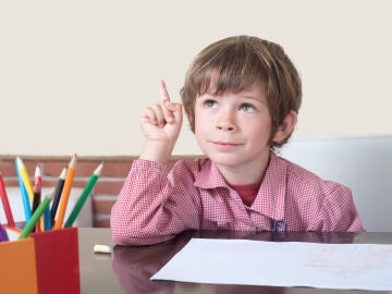 Niño con bata escolar