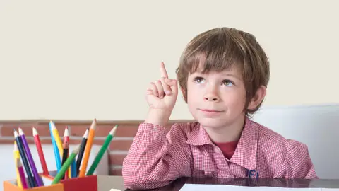 Niño con bata escolar Niño con bata escolar