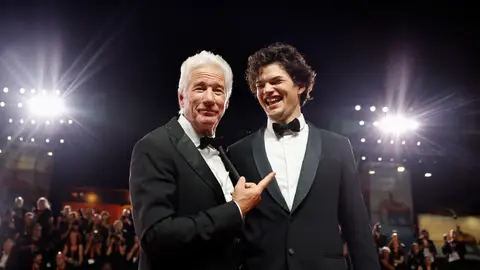 Richard Gere se arrodlla ante su mujer Alejandra Silva en el Festival de Venecia Richard Gere se arrodlla ante su mujer Alejandra Silva en el Festival de Venecia