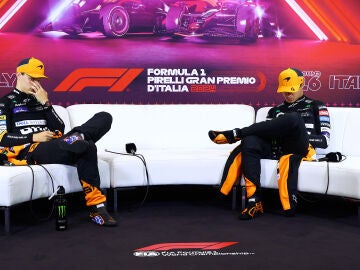 Piastri y Norris, pilotos de McLaren, en la rueda de prensa postcarrera