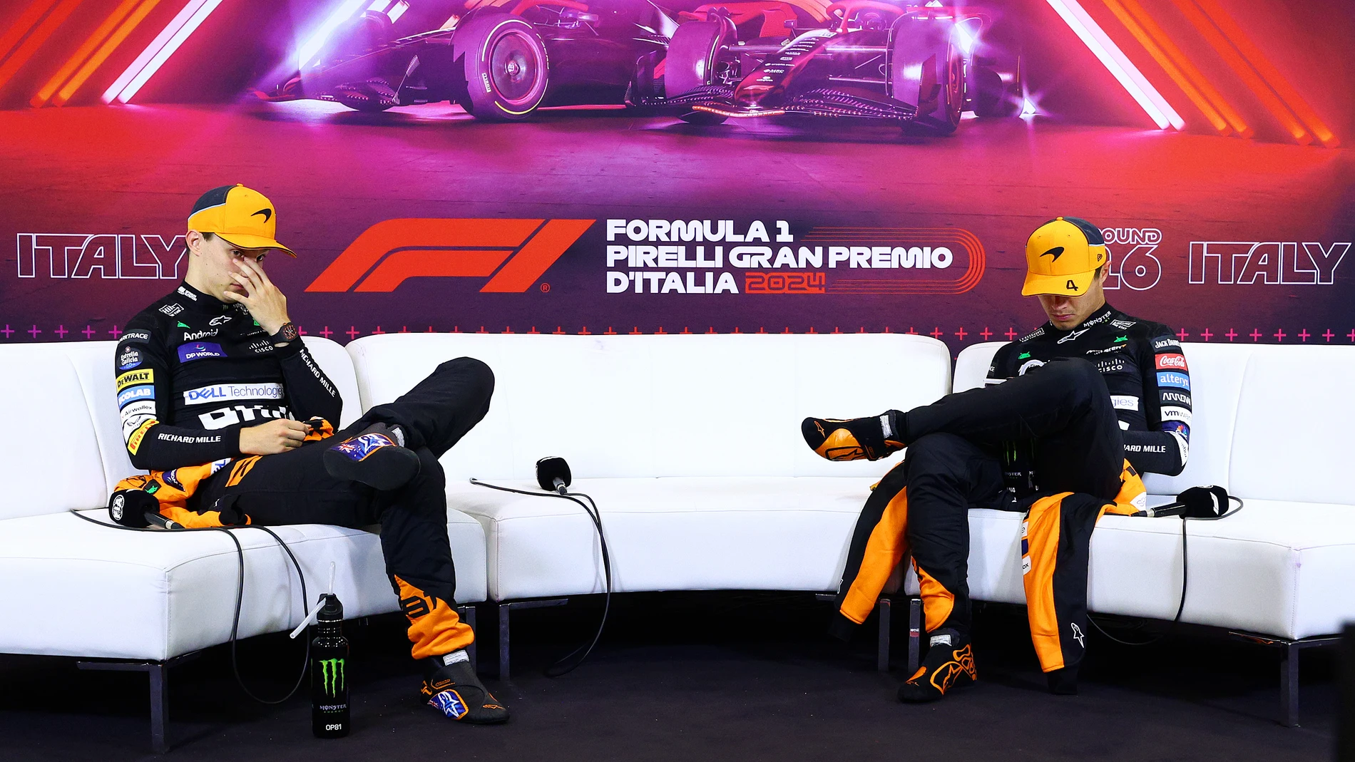 Piastri y Norris, pilotos de McLaren, en la rueda de prensa postcarrera Piastri y Norris, pilotos de McLaren, en la rueda de prensa postcarrera