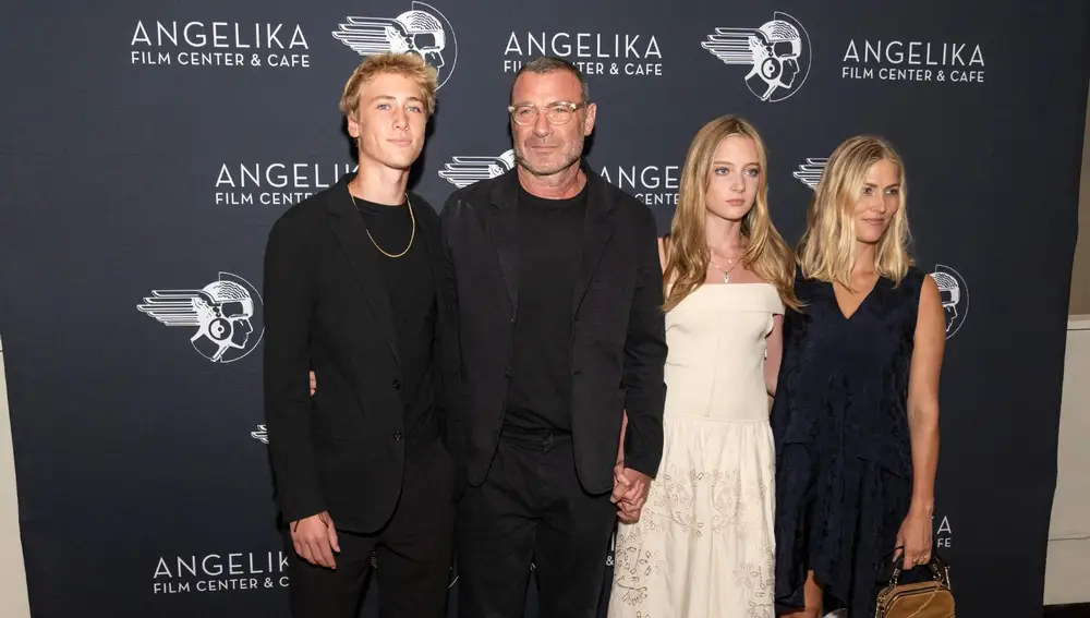 Liev Schreiber junto a sus hijos y Taylor Neisen en el estreno de Across The River And Into The Trees Liev Schreiber junto a sus hijos y Taylor Neisen en el estreno de Across The River And Into The Trees