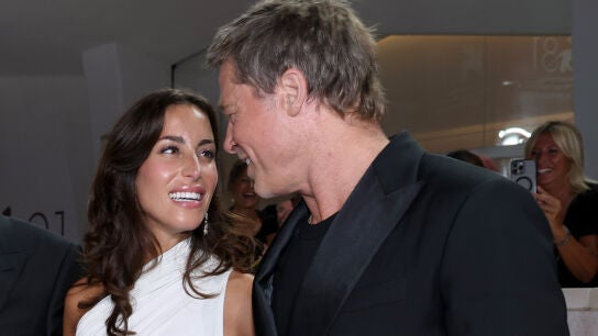 Brad Pitt con su novia Ines de Ramon en el Festival de Venecia