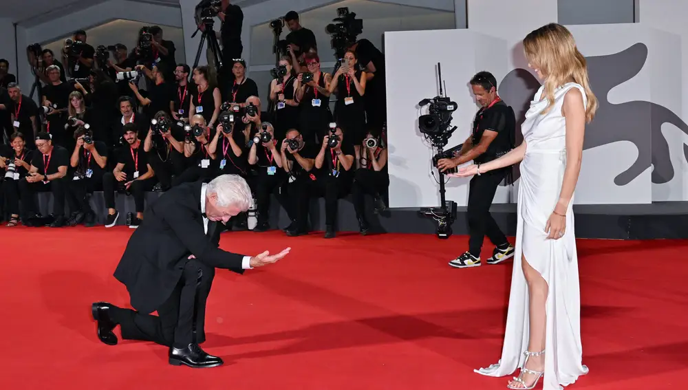 Richard Gere se arrodlla ante su mujer Alejandra Silva en el Festival de Venecia Richard Gere se arrodlla ante su mujer Alejandra Silva en el Festival de Venecia