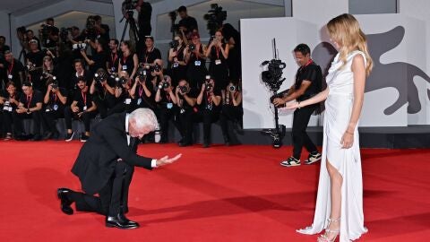 Richard Gere se arrodlla ante su mujer Alejandra Silva en el Festival de Venecia