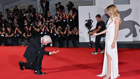 Richard Gere se arrodlla ante su mujer Alejandra Silva en el Festival de Venecia Richard Gere se arrodlla ante su mujer Alejandra Silva en el Festival de Venecia