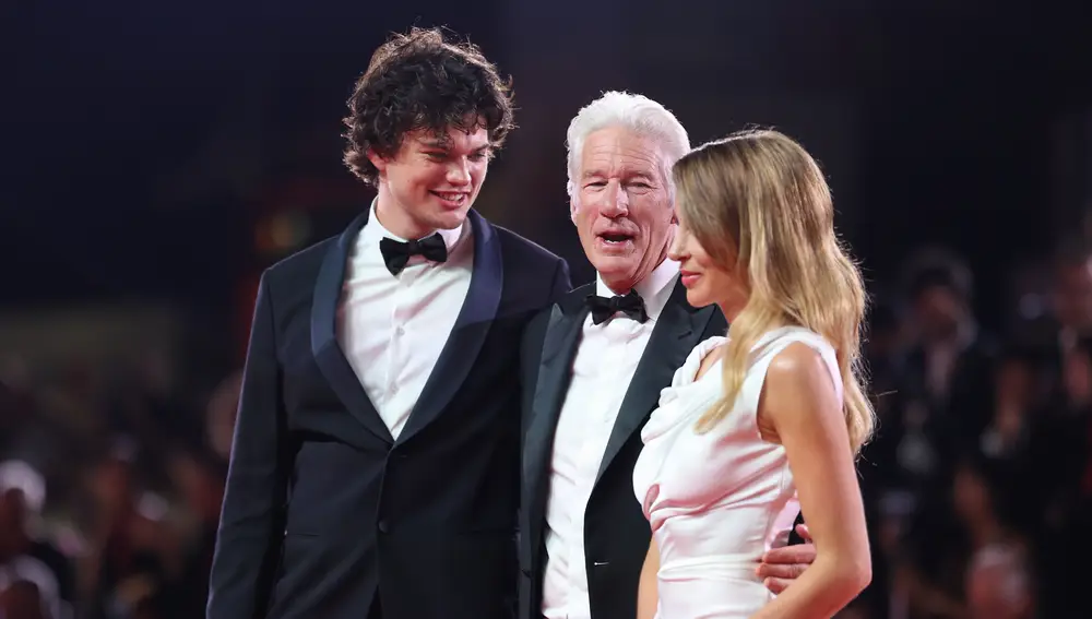 El atractivo hijo de Richard Gere, Homer de 24 años, roba el protagonismo al actor tras posar juntos