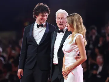 Richard Gere con su hijo Homer y su mujer Alejandra Silva en el Festival de Venecia Richard Gere con su hijo Homer y su mujer Alejandra Silva en el Festival de Venecia