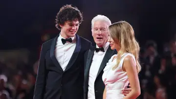 Richard Gere con su hijo Homer y su mujer Alejandra Silva en el Festival de Venecia Richard Gere con su hijo Homer y su mujer Alejandra Silva en el Festival de Venecia
