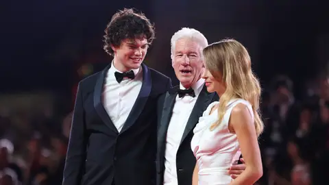 Richard Gere con su hijo Homer y su mujer Alejandra Silva en el Festival de Venecia Richard Gere con su hijo Homer y su mujer Alejandra Silva en el Festival de Venecia