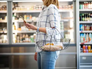 Una mujer en un supermercado Una mujer en un supermercado