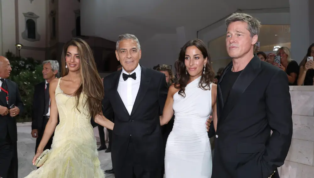 George Clooney con su mujer Amal Clooney y Brad Pitt con su novia Ines de Ramon presentando su película Wolfs en el Festival de Venecia George Clooney con su mujer Amal Clooney y Brad Pitt con su novia Ines de Ramon presentando su película Wolfs en el Festival de Venecia