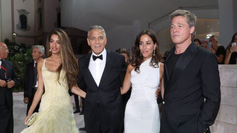 George Clooney con su mujer Amal Clooney y Brad Pitt con su novia Ines de Ramon presentando su película Wolfs en el Festival de Venecia
