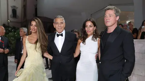 George Clooney con su mujer Amal Clooney y Brad Pitt con su novia Ines de Ramon presentando su película Wolfs en el Festival de Venecia George Clooney con su mujer Amal Clooney y Brad Pitt con su novia Ines de Ramon presentando su película Wolfs en el Festival de Venecia