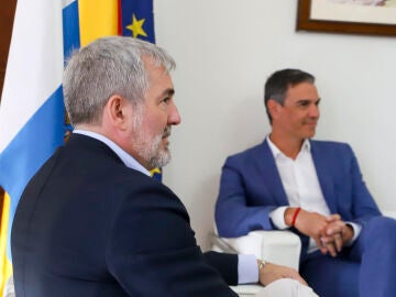 El presidente del Gobierno, Pedro Sánchez, durante su reunión del viernes el presidente de Canarias, Fernando Clavijo.