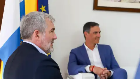 El presidente del Gobierno, Pedro Sánchez, durante su reunión del viernes el presidente de Canarias, Fernando Clavijo. El presidente del Gobierno, Pedro Sánchez, durante su reunión del viernes el presidente de Canarias, Fernando Clavijo.