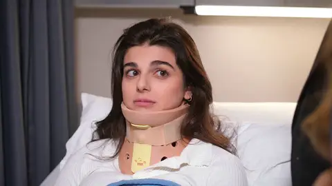 Orhan se siente culpable de haber atropellado a Cansu mientras ella aprovecha la situación para alejar a su padre de Aybike Orhan se siente culpable de haber atropellado a Cansu mientras ella aprovecha la situación para alejar a su padre de Aybike