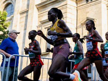 Rebecca Cheptegei, liderando la maratón en el Mundial de Budapest