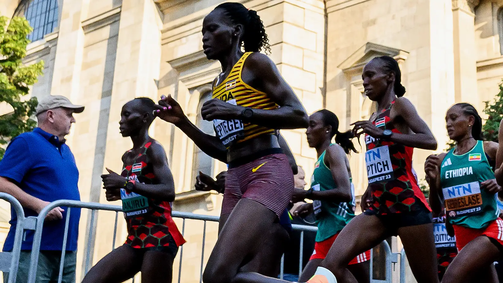 Rebecca Cheptegei, liderando la marat&oacute;n en el Mundial de Budapest