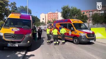 Samur atiende a una mujer en Entrevías