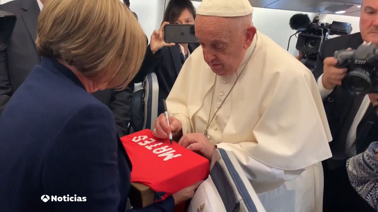 El Papa Francisco firma una camiseta en homenaje a Mateo, el niño asesinado en Mocejón