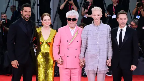 Pedro Almodovar con los actores Alvise Rigo, Julianne Moore, Tilda Swinto y Alessandro Nivola presentando La habitación de al lado en el Festival de Venecia Pedro Almodovar con los actores Alvise Rigo, Julianne Moore, Tilda Swinto y Alessandro Nivola presentando La habitación de al lado en el Festival de Venecia